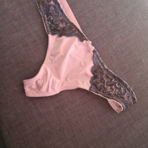 Pink g-streng, med lugten af liderlig.