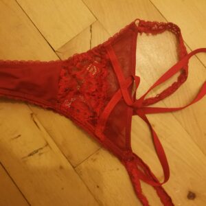 Frække røde brugte g-streng fra hunkemøller. Dejligt stof og en lækker duft.  Send pb for billede med dem på.