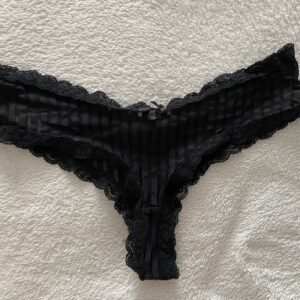 Fræk sort trusse