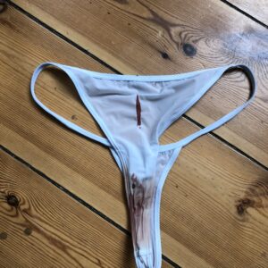 Fræk gennemsigtig G-Streng med menstruations blod