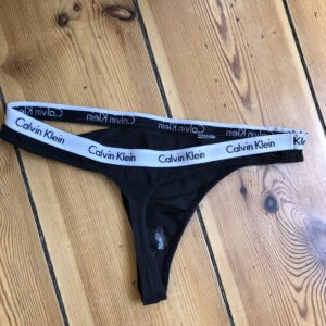 Fræk slidt G-Streng med udflåd og huller i efter Sex