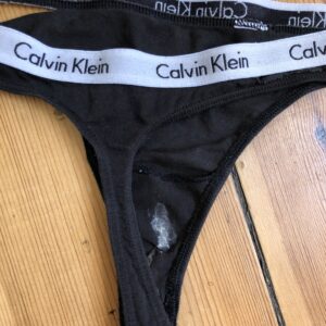 Fræk slidt G-Streng med udflåd og huller i efter Sex