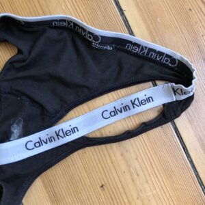 Fræk slidt G-Streng med udflåd og huller i efter Sex