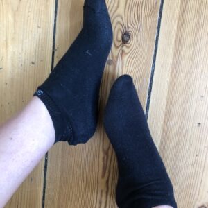 Slidte og beskidte sokker med huller i