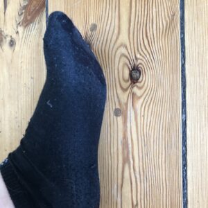 Slidte og beskidte sokker med huller i