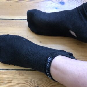 Slidte og beskidte sokker med huller i