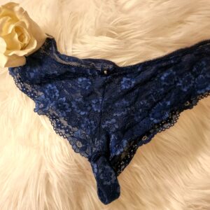 Lille sag med sten og blonder