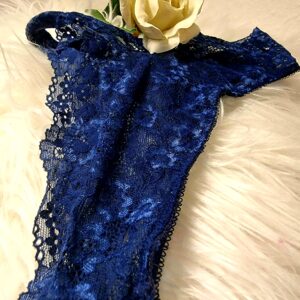 Lille sag med sten og blonder