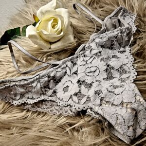 Lille stram sag med blonder