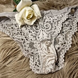 Lyserøde, med blonder og tilbehør 