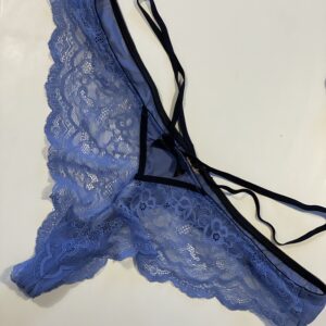 Blondetrusse med frække hoftebånd