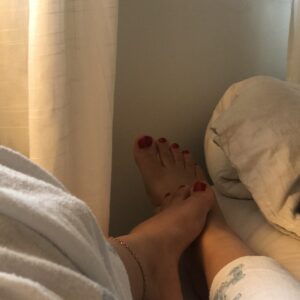 Billeder af fødder bla. i stiletter, med neglelak plus andet