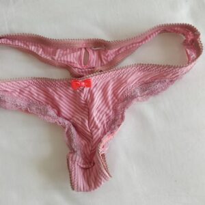 Lyserød g-streng m. sløjfe, onani inkl