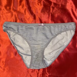 Gamle slidte trusser med hul i