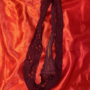 Blonde g-streng med hul ved missen og bremsespor