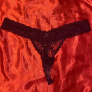 Blonde g-streng med hul ved missen og bremsespor