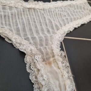 Brugte hvide blondetrusser