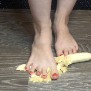 Fødder leger med mad