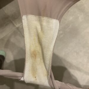 Beskidte brugte trusser med lugt og pletter