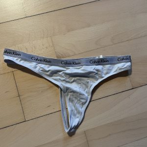 Brugt hvid Calvin Klein G-streng, størrelse M