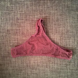 Rød fræk g-streng.