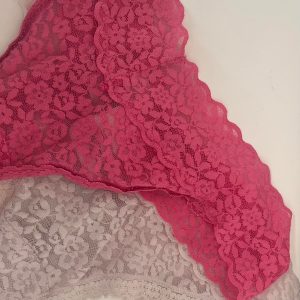 Brugte trusser med udflåd.