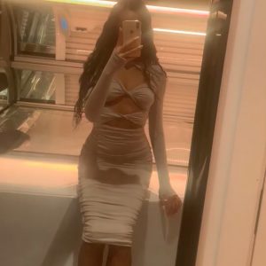 Ung fræk pige på 20 sælger pornovideoer