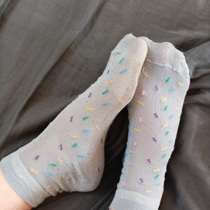 Tynde glimmer sokker, som bliver ekstra sure i sommersko.