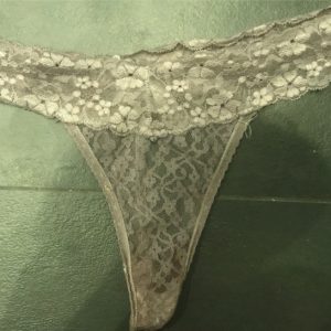 Fræk blonde g-streng med menstruation