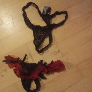 2 par frække "beskidte" trusser