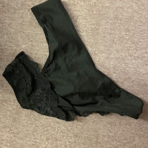 Sorte g-strenge med blonde