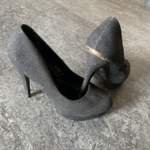 Billeder af fødder og ben med frække stiletter på