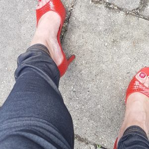 Fotos af f flotte lange ben og små fødder