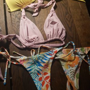 Salg af bikini, eller billeder af store bryster