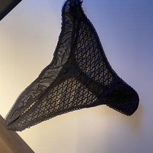 Sexy sort brugt g-streng med blonder