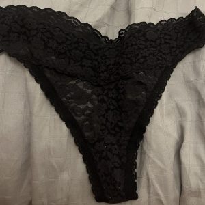 Brugt sort g-streng med fræk duft af min mis