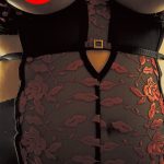 Rød og med sorte g-streng