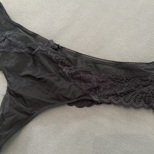 Lækker sort g-string med min duft