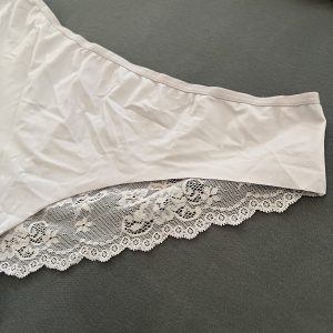 Flot råhvid trusse med blonde bagpå