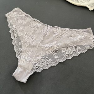 Flot råhvid trusse med blonde bagpå