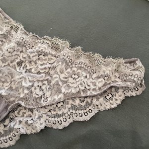 Dejlig brugt råhvid / cremefarvet blonde trusse