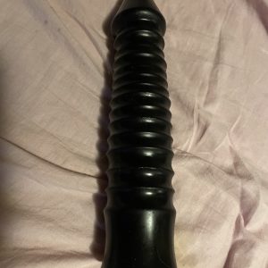Sort dildo med riller.