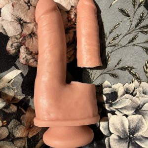 Tar ødelagt dobbeltdildo i røven på badeværelset