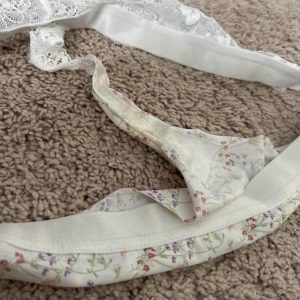 G-streng med blomster