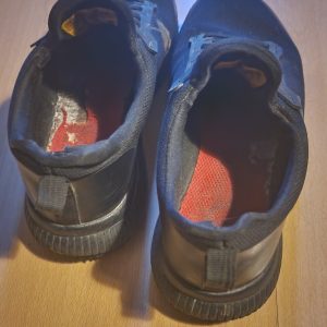 Meget slidte, sorte Sketchers, str. 37