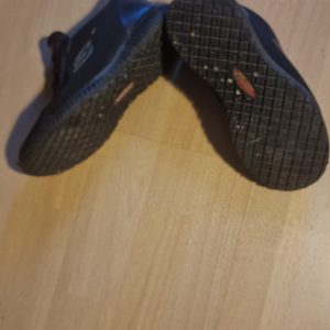 Meget slidte, sorte Sketchers, str. 37