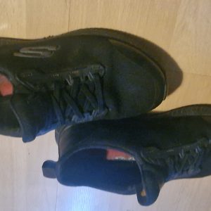 Meget slidte, sorte Sketchers, str. 37