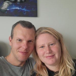 Vi søger en pige at lege med