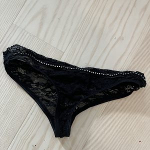 Brugte sorte trusser med diamanter