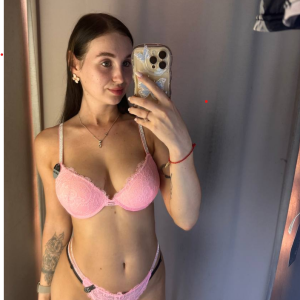 Komm mit mir zum Kleiderschrank  freches Kostüm und Strip-Masturbation real verfügbar